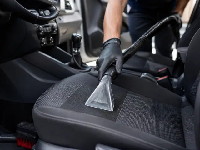 Nettoyage de l'intérieur d'une voiture